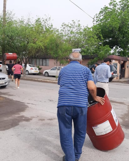 Municipio entrega botes para basura en la colonia Asturias