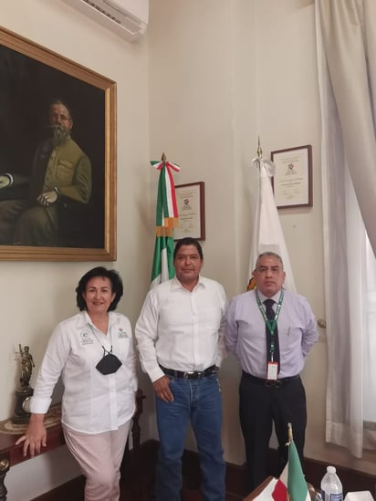 Autoridades firman convenio con línea transportista para viajes de salud