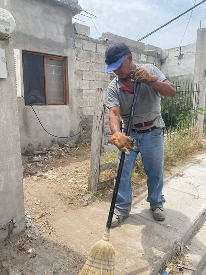 Ecología limpia calles a base dee barrido a mano y cuidado de las banquetas