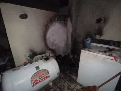 Flamazo en tanque moviliza a Bomberos en Monclova 