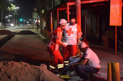 Pareja cae de motocicleta en la colonia Regina de Monclova 