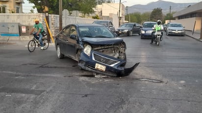 Chocan vehículos en la Zona Centro de Monclova; conductores alegan la luz verde 