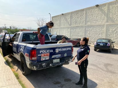 Pareja termina parranda durmiendo en estacionamiento de tienda de Monclova