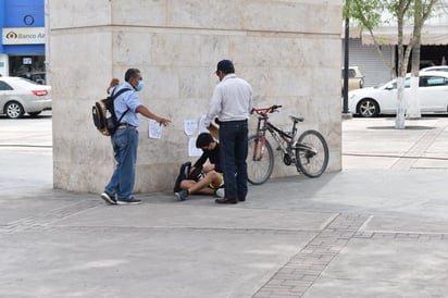 Inspectores le solicitan a dibujante un permiso para trabajar