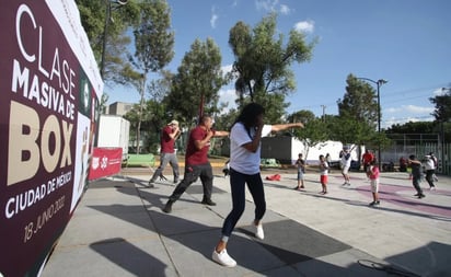 Capitalinos entrenan previo a clase masiva de box en el Zócalo