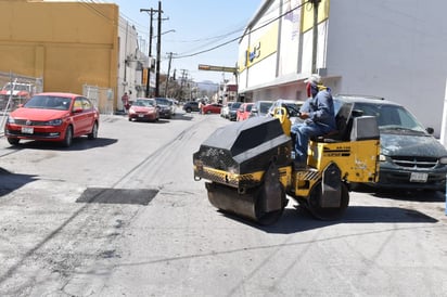 Autoridades tapan baches en la Zona Centro de Monclova