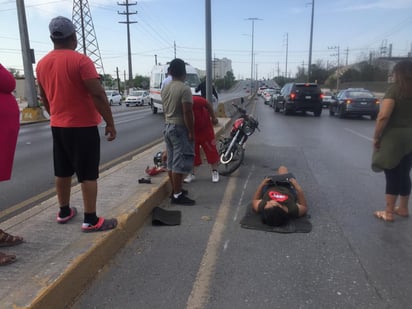 Choque entre vehículo y moto en el puente de AHMSA, deja una mujer lesionada.