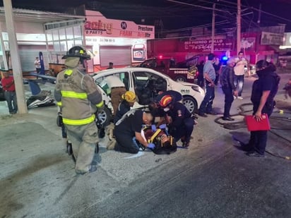 Dos inspectores municipales quedan prensados al chocar la unidad en la que viajaban en Piedras Negras