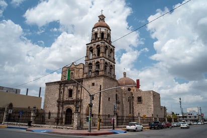 Feligreses acuden a la misa dominical de la parroquia Santiago Apóstol 