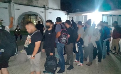 Hallan a 54 migrantes en autobús de pasajeros en Tamaulipas