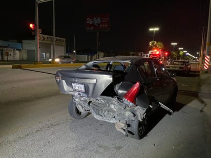 Mientras conductor de Nissan esperaba el verde del semáforo cafre lo impacta y huye