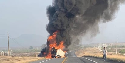 Tráiler queda hecho cenizas en segundos tras incendio en la Saltillo a Monclova