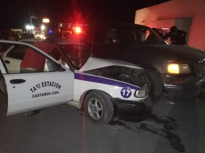 Choque entre taxi y camioneta en Castaños, deja un lesionado