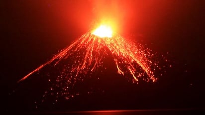 Indonesia eleva la alerta del volcán Anak Krakatoa tras erupción