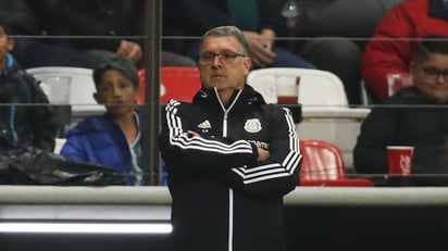 Gerardo Martino elogia a 'Chicharito' Hernández