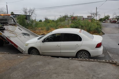 Choque entre auto y camioneta, deja un saldo de cuantiosos daños materiales