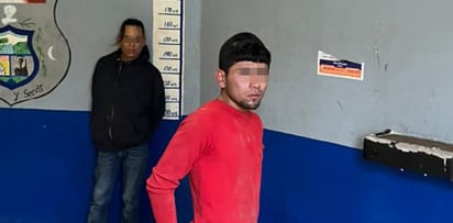 Policía Municipal arresta a par de sujetos con cuchillo y objetos robados