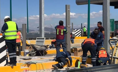 Con obras inconclusas, así arrancó la autopista Pirámides-Texcoco