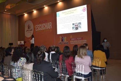 Mujeres participan en una conferencia con beneficio para la asociación Sonrisa 