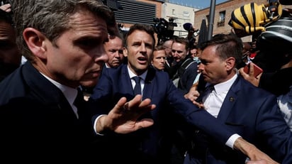 Una persona Lanza bolsa de tomates al presidente Emmanuel Macron en mercado