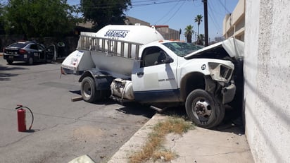 Pipa de gas se queda sin frenos y choca contra una casa de la colonia Guadalupe