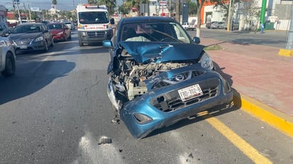 Conductor no guarda su distancia y estrella su auto en la parte trasera de Estaquitas 