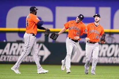 Con jonrón del emergente Tucker Astros superan a Rangers 3-2