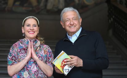 AMLO celebra a los niños leyendo un cuento infantil