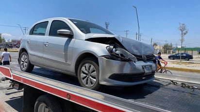 Conductora ignora alto en la colonia Hipódromo de Monclova y provoca choque