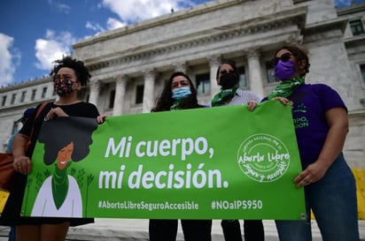 Feministas protestan contra proyecto que restringe el aborto en Puerto Rico