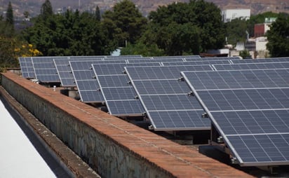 PAN propone instalar paneles solares gratuitos en hogares mexicanos