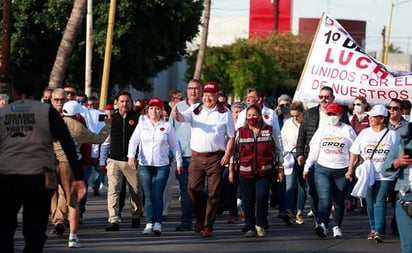 Gobernador de BCS encabeza desfile por el Día del Trabajo