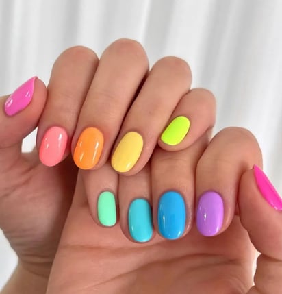 LAS UÑAS DE COLORES SON LOS DISEÑOS EN TENDENCIA ESPECIALES PARA DARLE VIDA A TU LOOK 