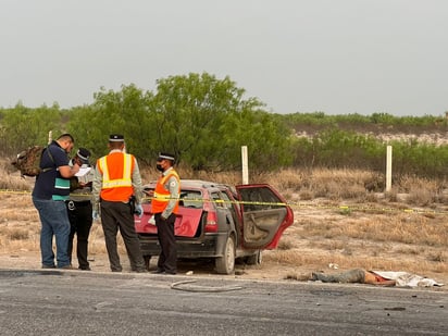 Conductor muere al volcar su auto en la 57; copiloto sale ileso