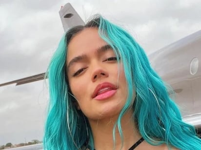 Karol G no es bien recibida por fans, 'toda la bebida en la cara'