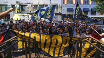 Pumas: La Rebel llevó serenata al hotel de concentración para alentar a los Universitarios