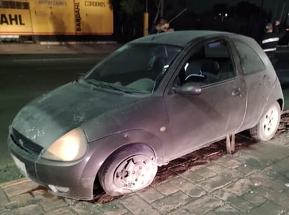 Tráiler saca del camino a vehículo y lo hace chocar contra camellón