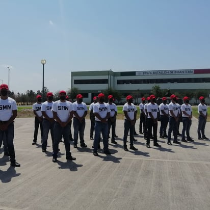 Jóvenes toman protesta de bandera para realizar el servicio militar nacional clase 2003