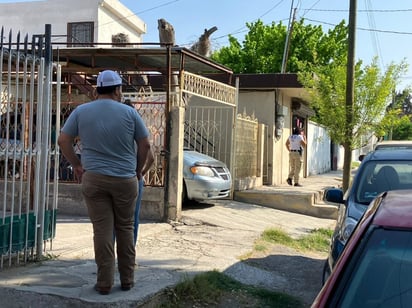 Hombre se cuelga de la regadera de su casa en la colonia Occidental