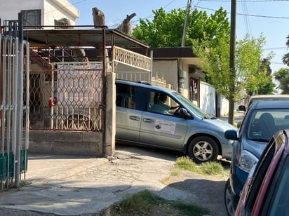 Hombre se cuelga de la regadera de su casa