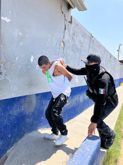 Joven causa destrozos en su casa y se fractura mano