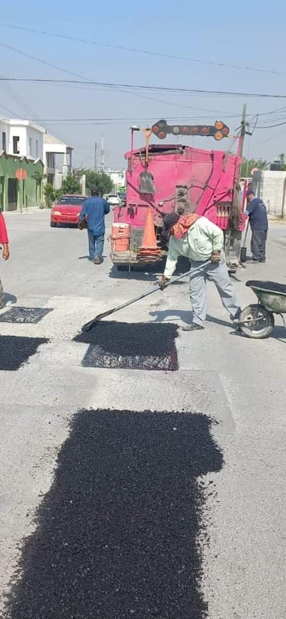 BACHEO MANTIENE EN BUEN ESTADO VIALIDADES.