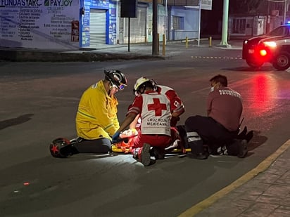 Policía Municipal de Monclova termina lesionado al derrapar en su motocicleta.