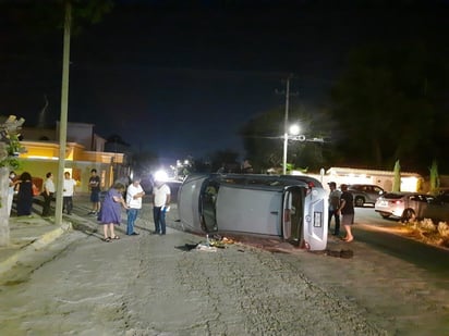 Vuelca camioneta en la colonia Los Pinos de Monclova