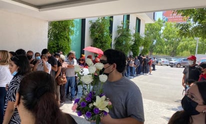 Familiares despiden a la maestra Susy