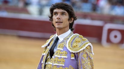 Torero Sebastián Castella presenta sus pinturas y anuncia su reaparición