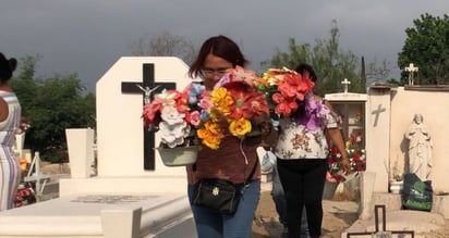 Monclovenses celebran con flores a sus difuntas madres