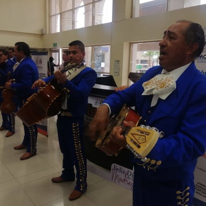 Mario Dávila festeja con Mariachi, regalos y pastel a las madrecitas de presidencia municipal