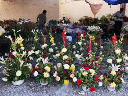 Monclovenses celebraron con flores a sus difuntas madres   