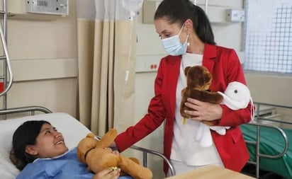 En Día de la Madre, Sheinbaum regala peluches a mamás hospitalizadas